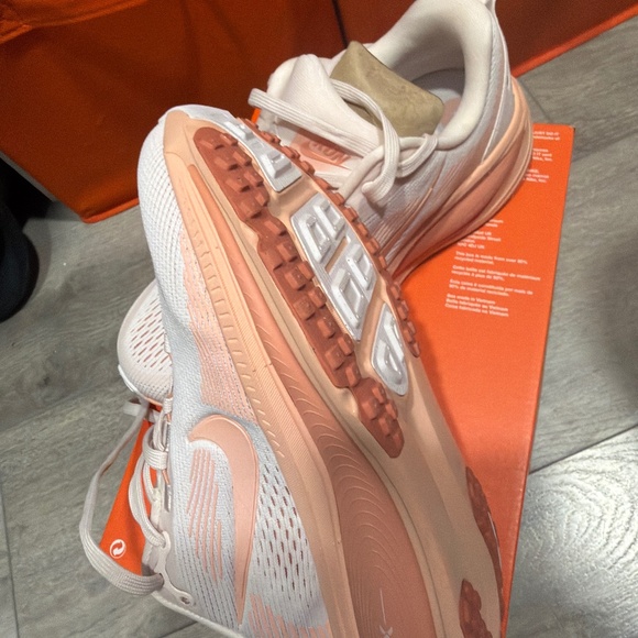 New Nike Vomero 18 size 6 - Picture 1 of 2